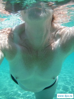 Раздетая женщина под водой